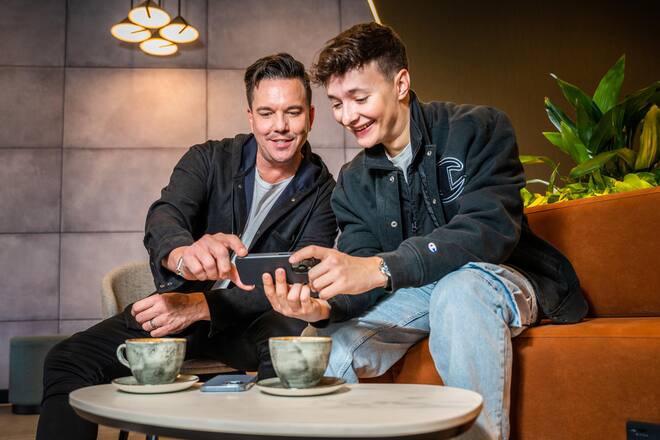 Foto: Joseph Khakshouri 04.04.2023 Schweizer ESC, Kandidat Remo Forrer in Liverpool, wo der Song Contest an stelle von der Ukraine stattfindet. Kurze Kaffeepause mit inoffiziellen Mentoring von Sven Eppinei Liverpool (UK)