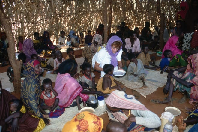 2D9AT7A Sophia Loren kummert sich um Hungernde und Fluchtlingskinder in Somalia, 1993.