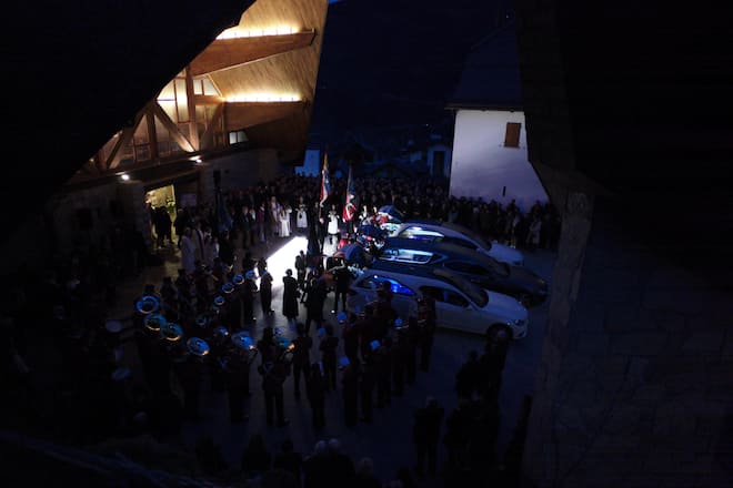 Drame des morts de la Tête Blanche. 5 membres de la famille Moix sont morts dans un accident en montagne. Ils étaient partis s'entrainer sur le parcours entre Zermatt et Arolla et ont été pris dans de mauvaises conditions météo. Lundi 18 mars, Eglise de VEX, VS à 16h, Enterrement des 3 frères: Jean-Vincent, David et Laurent Moix.Â