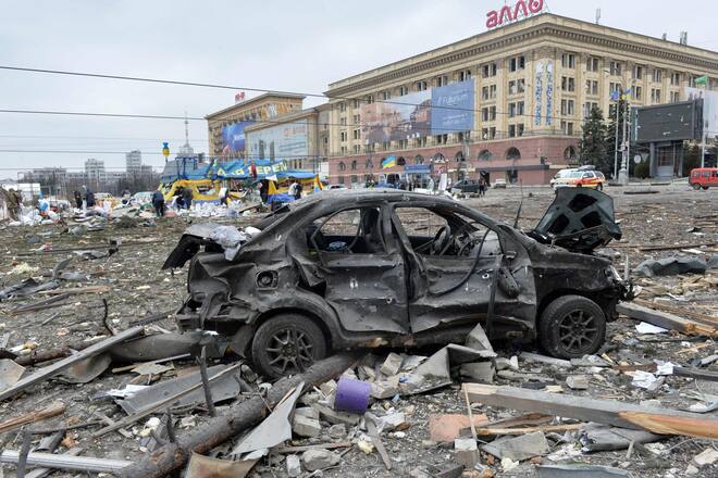 TOPSHOT - A view of the square outside the damaged local city hall of Kharkiv on March 1, 2022, destroyed as a result of Russian troop shelling. - The central square of Ukraine's second city, Kharkiv, was shelled by advancing Russian forces who hit the building of the local administration, regional governor Oleg Sinegubov said. Kharkiv, a largely Russian-speaking city near the Russian border, has a population of around 1.4 million. (Photo by Sergey BOBOK / AFP)