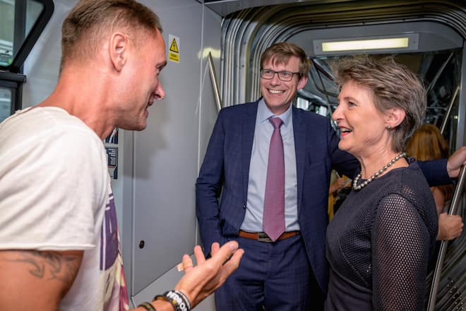 Bundesraetin Simonetta Sommaruga ist anlaesslich des EU Umweltministertreffen nach Prag gereist. Treffen mit Martin Kupka, Verkehrsminister Tschechiens und sprechen im Tram mit Petr Nuc. Bild © Remo Naegeli