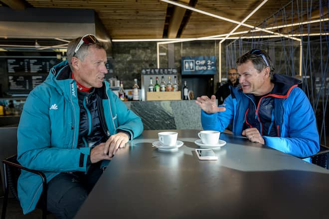 Franz Julen Praesident von den Zermatt Bergbahnen und vom Organisationskomitee des Ski-Weltcuprennen am Matterhorn und Botschafter der Weltcupabfahrt am Matterhorn, Pirmin Zurbriggen besichtigen die die Rennpiste. Bild © Remo Naegeli