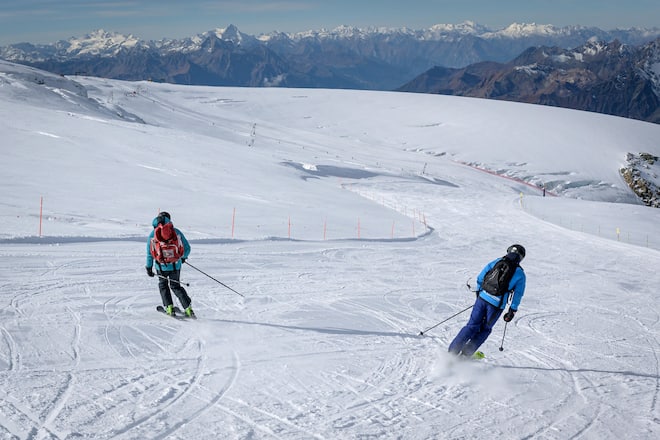 Franz Julen Praesident von den Zermatt Bergbahnen und vom Organisationskomitee des Ski-Weltcuprennen am Matterhorn und Botschafter der Weltcupabfahrt am Matterhorn, Pirmin Zurbriggen besichtigen die die Rennpiste. Bild © Remo Naegeli