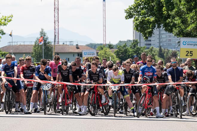 WETZIKON, 24.06.2023 - Vor dem Start des Gino Mäder Memorial Ride gab es eine Schweigeminute. Im Bild links Stefan Küng, ganz rechts Fabian Cancellara. Hunderte Radprofis und Amateure fuhren am SA den Memorial Ride von Wetzikon auf die Offene Rennbahn in Zuerich-Oerlikon. Die Schweizer Radsportszene nahm am SA 24.06.2023 auf der Offenen Rennbahn Abschied von Gino Mäder, der am 16.06.2023 nach einem Sturz tags zuvor an der Tour de Suisse 26jährig verstorben war. PHOTO BY PASCAL MORA
