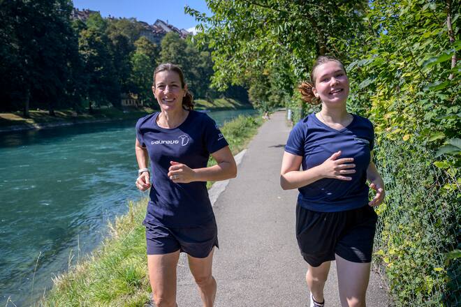 Laureus Spotegration Anlass in Bern. Die Laureus Botschafter helfen am Flüchtlings-Integrationsprogramm mit und machen mit den Migranten Sport. Triathletin Nicola Spirig und Mascha aus der Ukraine. Bild © Remo Naegeli