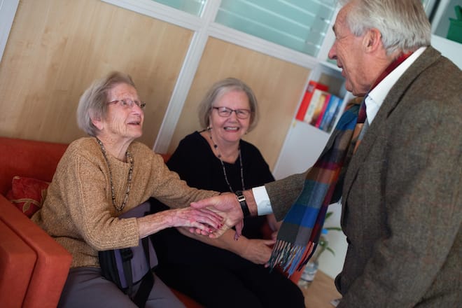 Christine und Pepe Lienhard, unterwegs für Christines Stiftung Lebensfreude, im Altersheim Park mit den Clowninen Elsi (gross) und Sissi (klein), 3 Bewohnerinnen (v.l. Hildegard Küng (blaue Bluse), Jolanda Derungs (107 jährig, brauner Pulli, Ursula Meier (schwarz, Pepe Fan), Frauenfeld TG, 23. November 2023
