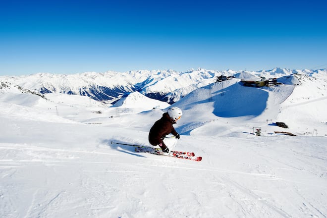 DAVOS KLOSTERS - Skifahren im Skigebiet Parsenn. In der Destination Davos Klosters stehen ueber 300km Pisten zur Verfuegung. Skiing in the Parsenn ski area. Over 300 km of pistes are at your disposal in the Destination Davos Klosters. Faire su ski dans le domaine skiable de Parsenn. Dans la destination Davos Klosters, vous pouvez profiter de plus de 300 km de pistes. Copyright by: Destination Davos Klosters By-line: swiss-image.ch/Stefan Schlumpf