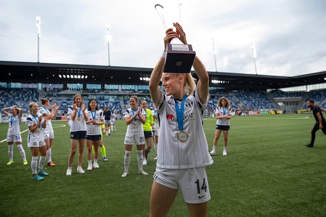 06.06.2022; Lausanne; Fussball Womens Super League Playoff - Final - Servette FC Chenois Feminin - FC ZŸrich Frauen; Riana Fischer (Zuerich) jubelt mit dem Pokal (Urs Lindt/freshfocus) FC Zürich Schweizer Meister 2022