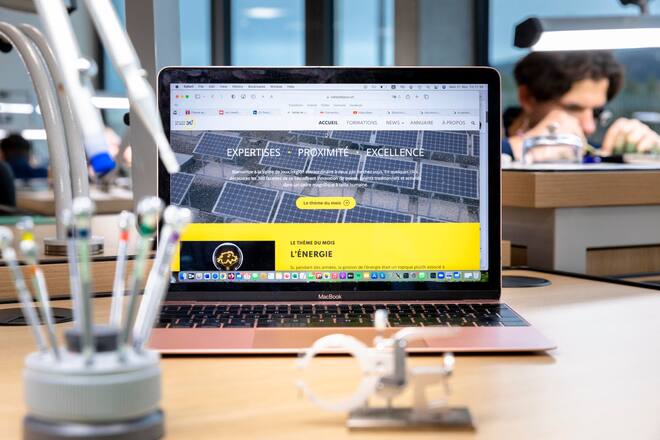 Arbeitsplatz in der Werkstatt von Jaeger-LeCoultre mit einem Computer, der die Website "valleedejoux.ch" anzeigt.