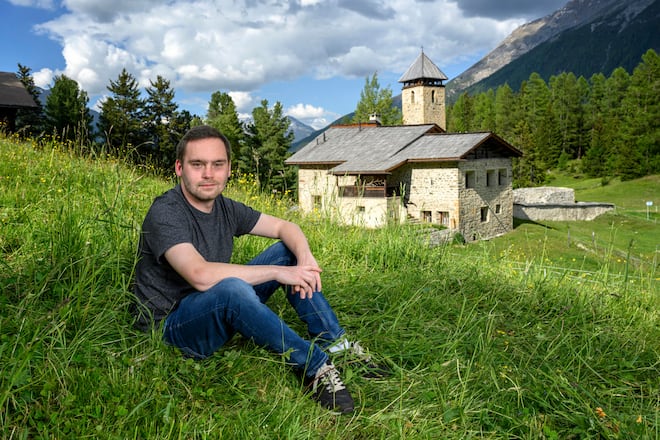 Schweizer Dorf des Jahres 2023: Chapella im Engadin ist fuer sein Openair Chapella nominiert. Jonas Buerki vom OK Openair Chapella auf dem Openair Gelände. Bild © Remo Naegeli
