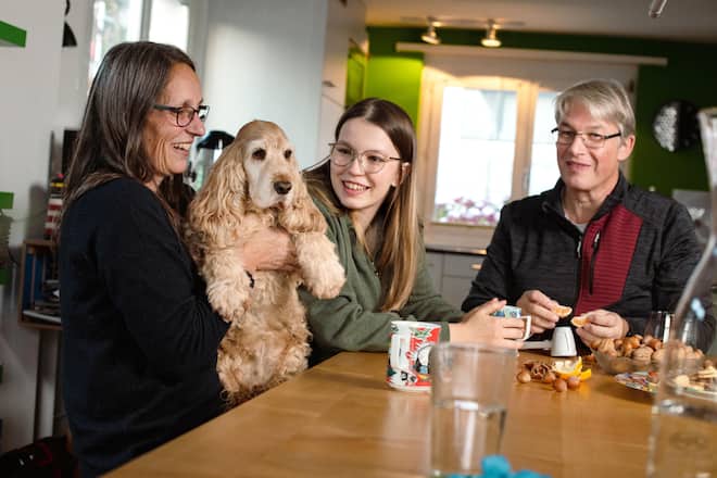 Ayla Holdener, 17 Jahre, singt ''Drei Nüsse für Aschenbrödel'' im KKL, mit Eltern Susanna und Andreas, 29. November 2023, Schwyz