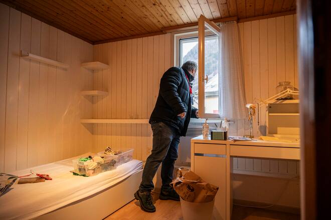 SCHWANDEN GL, 16.12.2023 - Jürg Hefti beim lüften im Haus in Schwanden. Am 29. August 2023 verursachten zwei Erdrutsche mit über 30'000 Kubikmeter Rutschmasse Verwüstung und Zerstörung. Die Murgänge verschütteten sechs Gebäude, 38 weitere sind beschädigt und Bewohner müssen evakuiert werden. Nun wurde klar, dass einige der Häuser nicht mehr dauerhaft bewohnt werden dürfen und abgerissen werden. PHOTO BY PASCAL MORA