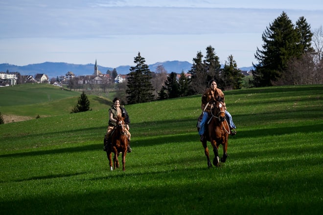 Annina Frey, Melanie Winiger, Moderieren zusammen Swiss Music Award 2024, gemeinsames Hobby Reiten, Zuger Moraenen Landschaft, Preperation der Pferde, Aussreiten, Greenhill Ranch, Reitlehrer Tom, Menzingen ZG, 2024, Fotos: Geri Born