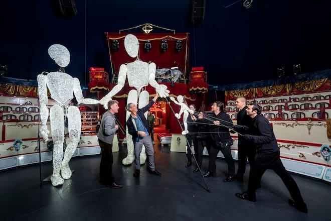 Dominic Ulli , Artistic Director (l), mit Stefan Charisius, Puppenbauer und Musiker, und fünf Puppenspielern, am Proben im Zirkus Conelli