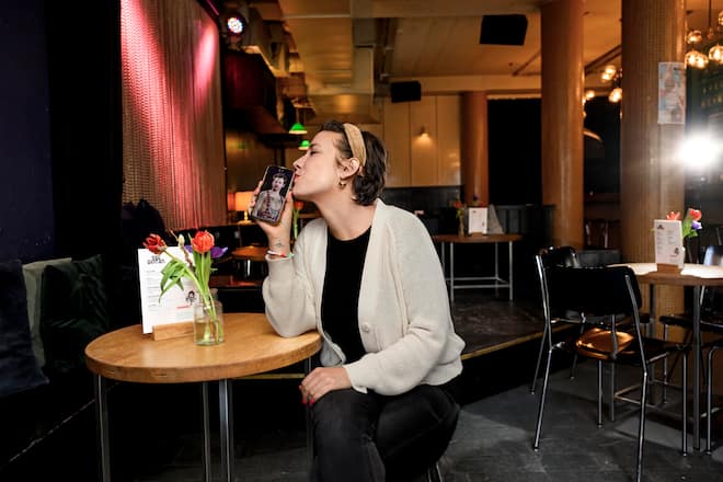 Guelsha Adilji, Komikerin, TV Moderatorin, Interview zum Thema Valentinstag, Dating App, Dating Lokale, Neues Program,Tinder, Liebe, Valentinstag, Kir Royal, Langstrassequartier, Zuerich, 2024, Fotos: Geri Born