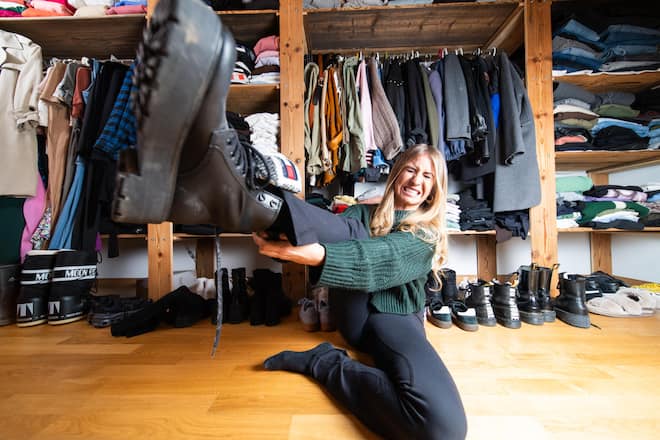 Foto: Joseph Khakshouri 26.01.2024 Homestory bei Nadia Goedhart. Ihr Kollege Sandro Galfetti Kahm vorbei. In IOhrem Walk in Closet Kriegt sie oft mals eie Kriese. Bonstätten (ZH)