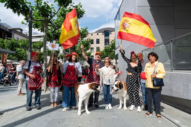 Swiss Barry, Weltunion der St Bernhard Clubs, in Martigny, Umzug von der Place centrale bis in die Arena