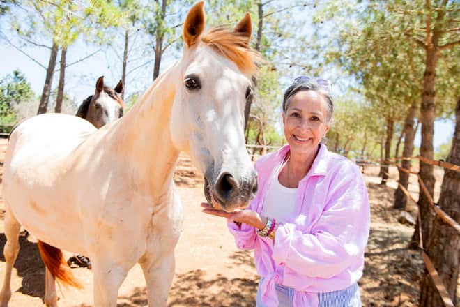 Christa Seiler Stocker, Swiss Mobile Vet Clinic, auf der Ranch in Portugal mit verletztem Pferde 'Pura Vida', Lagos Portugal, 27. Mai 2024