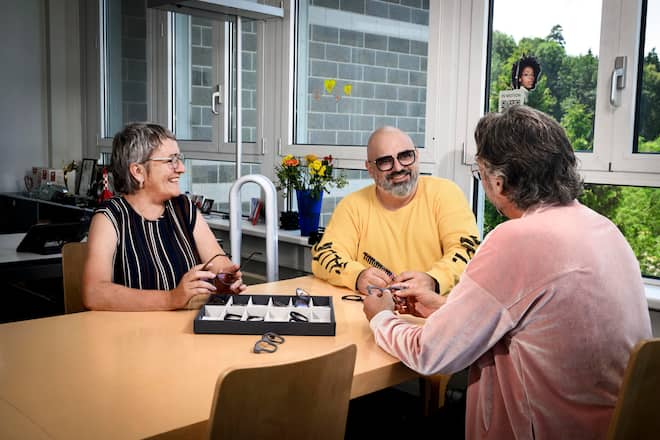 Sven Goetti, Unternehmer, Brillenhersteller, in seinem Betrieb in Waedenswil, zu Hause in Zuerich, mit Ehefrau Susanne, Hund Lucky, Felix Moreno Hernandez Teilhaber,diverse Mitarbeiter, Waedenswil und Zuerich, 2024, Fotos: Geri Born