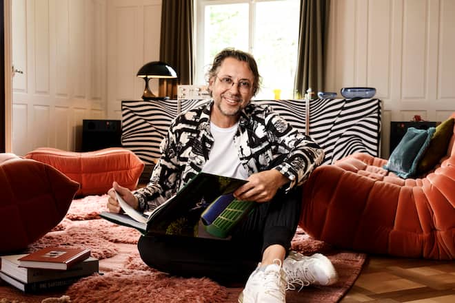 Sven Goetti, Unternehmer, Brillenhersteller, in seinem Betrieb in Waedenswil, zu Hause in Zuerich, mit Ehefrau Susanne, Hund Lucky, Felix Moreno Hernandez Teilhaber,diverse Mitarbeiter, Waedenswil und Zuerich, 2024, Fotos: Geri Born