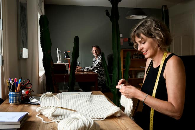 Sven Goetti, Unternehmer, Brillenhersteller, in seinem Betrieb in Waedenswil, zu Hause in Zuerich, mit Ehefrau Susanne, Hund Lucky, Felix Moreno Hernandez Teilhaber,diverse Mitarbeiter, Waedenswil und Zuerich, 2024, Fotos: Geri Born