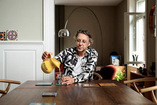 Sven Goetti, Unternehmer, Brillenhersteller, in seinem Betrieb in Waedenswil, zu Hause in Zuerich, mit Ehefrau Susanne, Hund Lucky, Felix Moreno Hernandez Teilhaber,diverse Mitarbeiter, Waedenswil und Zuerich, 2024, Fotos: Geri Born