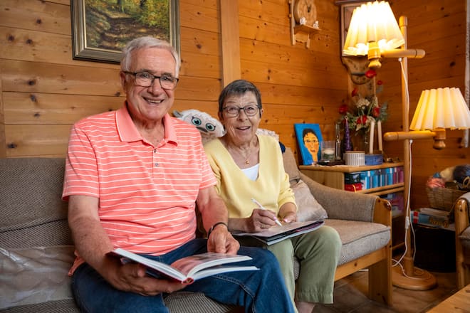 Der ehemalige Fussballtrainer Hanspeter Latour in seinem Naturnahen Garten von seinem Ferienhaus im Eriz. Die Natur und die Biodiversitaet ist seine grosse Leidenschaft.zusammen mit deiner Frau (Thilde) Mathilde. Bild © Remo Naegeli