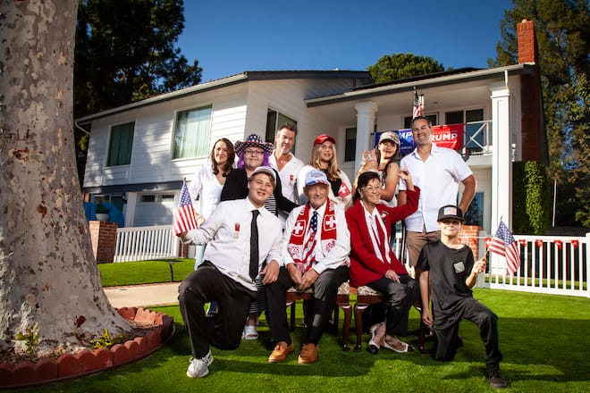 UELI HÃGLI ERSTE GRUPPE FAMILIENFOTO : Von hinten rechts nach links: Sohn Rene , Enkelin Hannah mit Katze , Enkelin Alexandra , Sohn Keoni Sr. , Tochter Sonja mit lila Haar , Sohn Keoni Sr.´s Freundin Juliana Vorne von rechts nach links : Enkel Jonathan, Ueli Frau Judith , Ueli Hügli, Enkel Keoni jr.