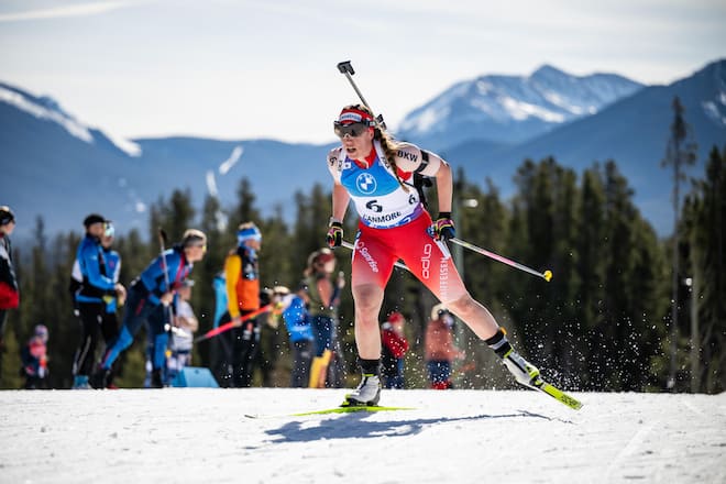 Explosiv in der Loipe, ruhig und präzis am Schiessstand. Lena Häcki-Gross hat die Balance gefunden – und eine schwierige Lebensphase hinter sich gelassen.