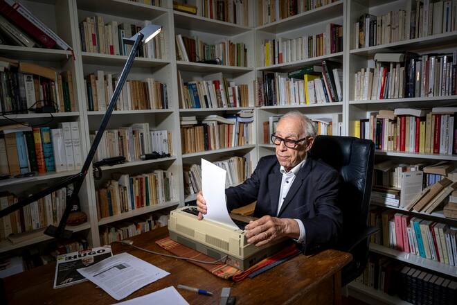 Jean Ziegler ist ein Schweizer Soziologe, Politiker, Sachbuch- und Romanautor. Von 1967 bis zu seiner Abwahl 1983 und erneut von 1987 bis 1999 war er Genfer Nationalrat für die Sozialdemokratische Partei. Am 19.04.2024 feiert er seinen 90. Geburtstag. Bild © Remo Naegeli