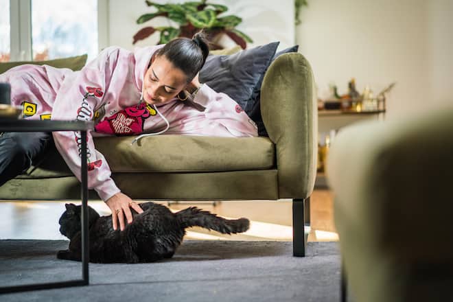Foto: Joseph Khakshouri 23.02.2022 Homestory Naomi Lareine Auf dem Sofa mit Ihrer Katze Glattbrugg (ZH)