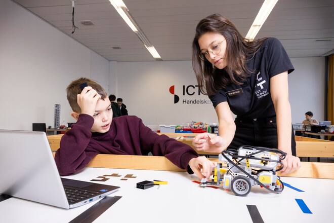 Coach Sarah-Lia unterstützt Sean.