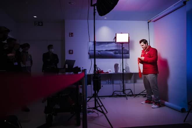 Olympia Goldmedaillengewinner Beat Feuz betrachtet bei seiner Ankunft am Flughafen Zuerich waehrend eines Fotoshootings seine Goldmedaille, am Mittwoch, 9. Februar 2022 in Zuerich Kloten. (KEYSTONE/Michael Buholzer)