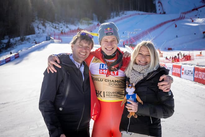 Marco Odermatt mit Vater Walti und Mutter Priska an der Abfahrt der Herren in Courchevel am 12.02.23 ©David Birri