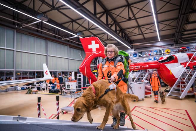 Foto: Joseph Khakshouri 06.02.2023 Rega und Deza Rettungshunde Repo im Rega Hangar. Abgebildet Mitglieder der Reags und Redog. Deza Haben sich auch vorbereitet. Hündin Merida mit Silvia Dummermuth ZRH Kloten (ZH)