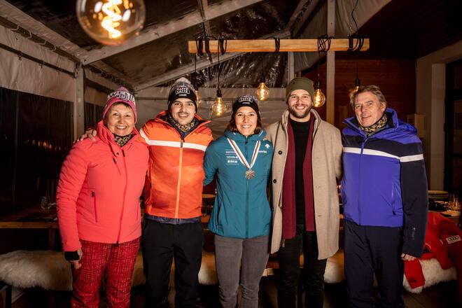 Wendy Holdener mit Freund Remy Allemann, Bruder Kevin, Mutter Daniela, Manager Ruedi an der Kombi. Méribel 06.02.23 ©David Birri