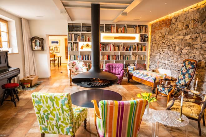 Erich Vock und Hubert Spiess in ihrem Haus in Elbingenalp Ãsterreich. Wohnzimmer Elbingenalp (A)