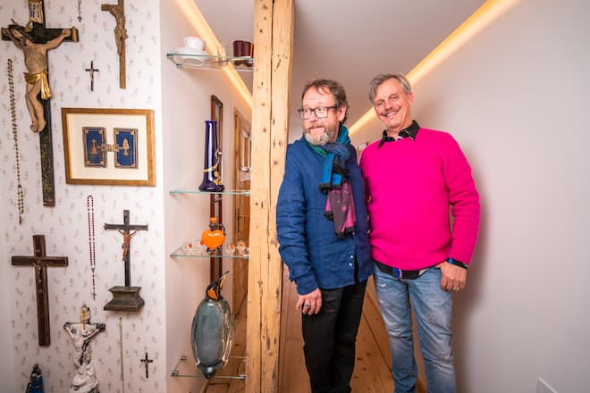 Erich Vock und Hubert Spiess in ihrem Haus in Elbingenalp Ãsterreich. Ein Flur mit Kunst. Am Ende vom Flur haben sie alle Kruzifixe dir im Haus ging auf eine Wand gehängt. Elbingenalp (A)