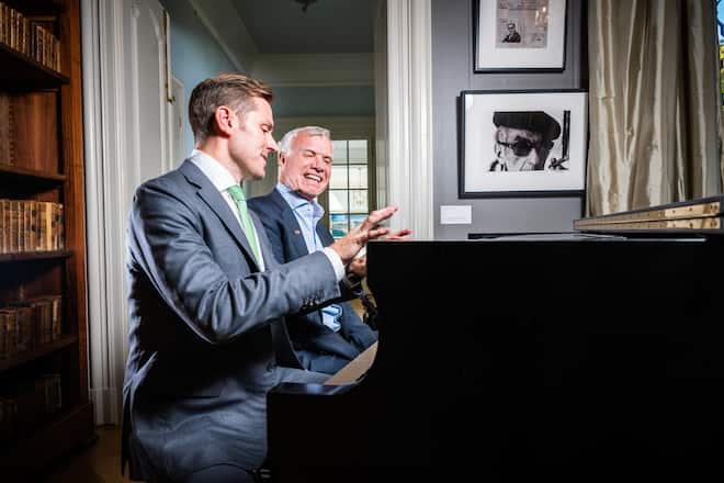 Foto: Joseph Khakshouri 27.09.2023 Zu Besuch beim US Botschafter Scott C. Miller in der Konsulat Residenz in Bern. Er wohnt zusammen mit seinem Ehemann Tim Gill. Tim spielt Klavier und versucht Scott C. Miller Etwas beizubringen. Bern (BE)