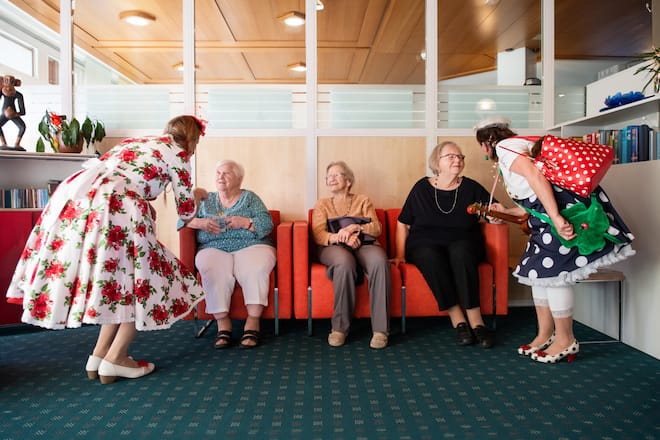 Christine und Pepe Lienhard, unterwegs für Christines Stiftung Lebensfreude, im Altersheim Park mit den Clowninen Elsi (gross) und Sissi (klein), 3 Bewohnerinnen (v.l. Hildegard Küng (blaue Bluse), Jolanda Derungs (107 jährig, brauner Pulli, Ursula Meier (schwarz, Pepe Fan), Frauenfeld TG, 23. November 2023