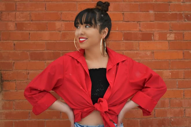 Frau mit Ponyfristur und roter Bluse