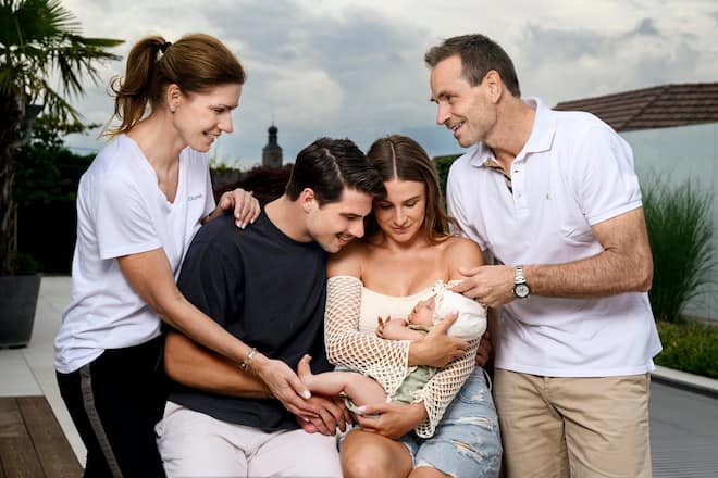 Kevin Fiala mit seiner Ehefrau Jessica zu Besuch bei seinen Eltern Jan und Regula, zeigen ihr Baby Maise-Mae, im Garten seiner Eltern in Zuzwil SG, 2024, Fotos: Geri Born