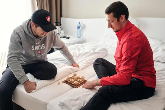 Die Eishockeyspieler Leonardo Genoni und Fabrice Herzog. Credit:Â Remo Buess