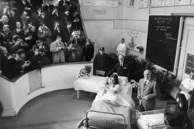 Die Filmschauspielerin Sophia Loren praesentiert sich einer Grupppe Journalisten zusammen mit ihrem Sohn und ihrem Ehemann, dem Filmproduzenten Carlo Ponti, aufgenommen am 4. Januar 1969. (KEYSTONE/LEN-SIRMAN-ARCHIV/Str) ===, ===