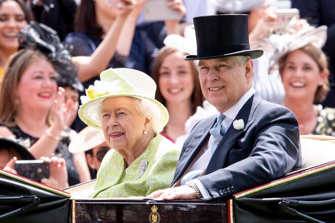 Prinz Andrew, Queen Elizabeth II.