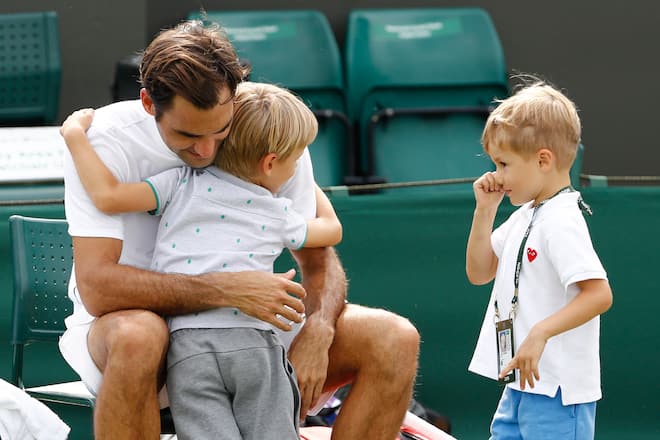 Roger Federer of Switzerland and his twin boys Leo and Lenny at the end of a training session at the All England Lawn Tennis Championships in Wimbledon, London, Thursday, June 28, 2018. The Wimbledon Tennis Championships 2018 will be held in London from 2 July to 15 July. (KEYSTONE/Peter Klaunzer)