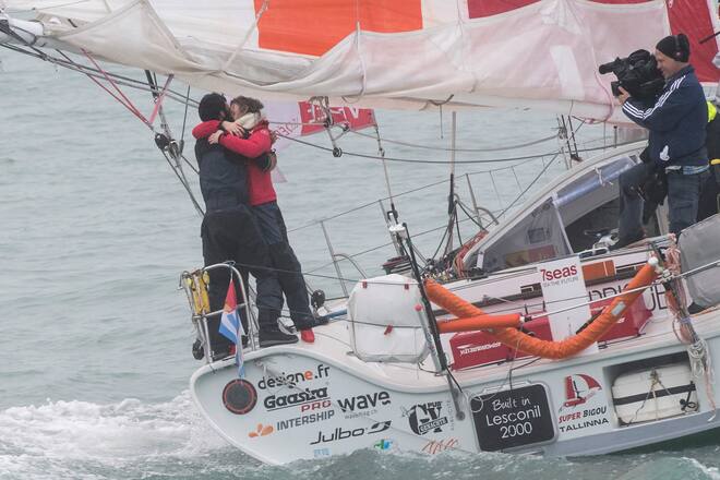 Les Sables d Olonne, 20 février; Voile; Arrivee du Vendee Globe; Arrivee du Suisse Alan Roura. Il coupe la ligne après 105 jours de mer . Photo Jean-Guy Python