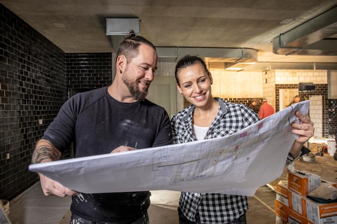 Marc und Brigitte Trauffer auf der Baustelle der Trauffer Erlebniswelten, Hofstetten BE, SI 08/2022