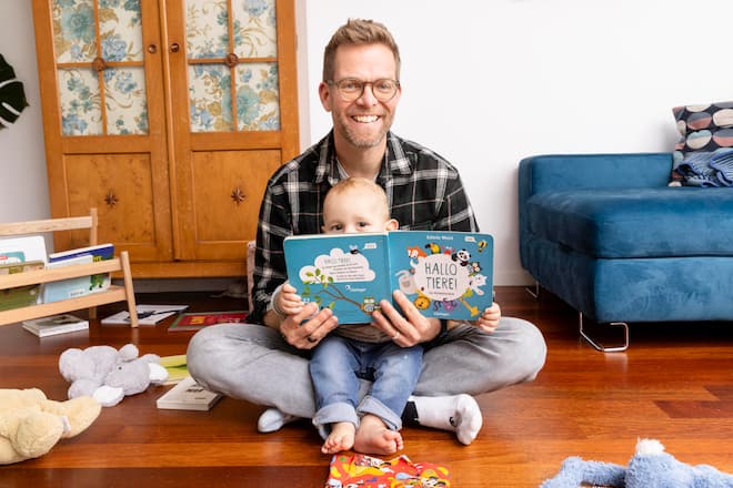 Olivier Borer liest ein Buch mit Sohn Naël. Bald feiert der Kleine seinen ersten Geburtstag.