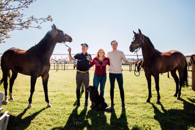 Martin Fuchs mit seinen Eltern Thomas und Renata, 2022